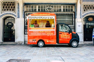 Reims Fransa 14 Temmuz 2018 bilinmeyenli insanlar kırmızı kamyon görünümünü Park Reims Pazar sabah