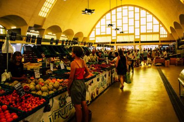 Reims Fransa 14 Temmuz 2018 bilinmeyenli insanlar sabah Reims markette alışveriş görünümünü