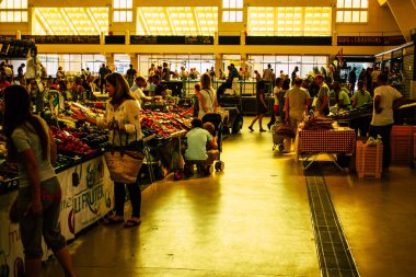 Reims Fransa 14 Temmuz 2018 bilinmeyenli insanlar sabah Reims markette alışveriş görünümünü