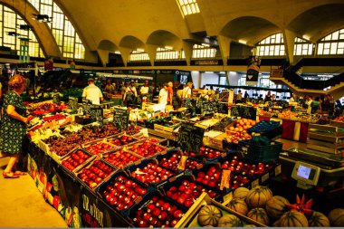 Reims Fransa 14 Temmuz 2018 bilinmeyenli insanlar sabah Reims markette alışveriş görünümünü