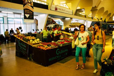 Reims Fransa 14 Temmuz 2018 bilinmeyenli insanlar sabah Reims markette alışveriş görünümünü