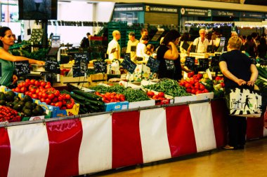 Reims Fransa 14 Temmuz 2018 bilinmeyenli insanlar sabah Reims markette alışveriş görünümünü