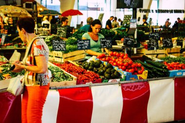 Reims Fransa 14 Temmuz 2018 bilinmeyenli insanlar sabah Reims markette alışveriş görünümünü