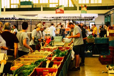 Reims Fransa 14 Temmuz 2018 bilinmeyenli insanlar sabah Reims markette alışveriş görünümünü