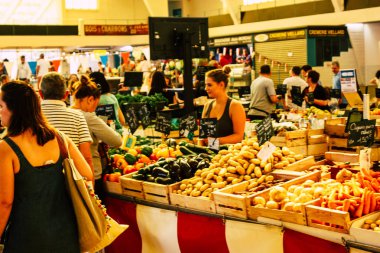 Reims Fransa 14 Temmuz 2018 bilinmeyenli insanlar sabah Reims markette alışveriş görünümünü