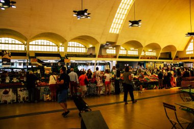 Reims Fransa 14 Temmuz 2018 bilinmeyenli insanlar sabah Reims markette alışveriş görünümünü