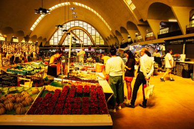 Reims Fransa 14 Temmuz 2018 bilinmeyenli insanlar sabah Reims markette alışveriş görünümünü