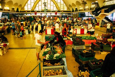 Reims Fransa 14 Temmuz 2018 bilinmeyenli insanlar sabah Reims markette alışveriş görünümünü