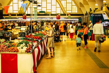 Reims Fransa 14 Temmuz 2018 bilinmeyenli insanlar sabah Reims markette alışveriş görünümünü