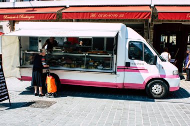 Reims Fransa 14 Temmuz 2018 bilinmeyenli insanlar sabah Reims markette alışveriş görünümünü