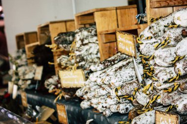 Reims Fransa 14 Temmuz 2018 Kuru sosis görünümünü sabah kaplı Reims markette satılan