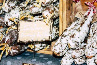 Reims Fransa 14 Temmuz 2018 Kuru sosis görünümünü sabah kaplı Reims markette satılan