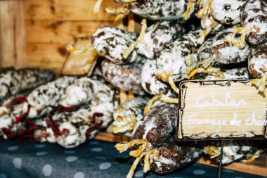 Reims Fransa 14 Temmuz 2018 Kuru sosis görünümünü sabah kaplı Reims markette satılan