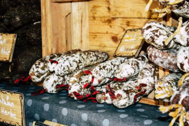 Reims Fransa 14 Temmuz 2018 Kuru sosis görünümünü sabah kaplı Reims markette satılan