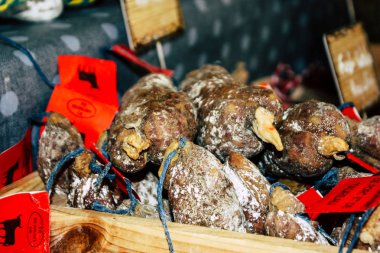 Reims Fransa 14 Temmuz 2018 Kuru sosis görünümünü sabah kaplı Reims markette satılan