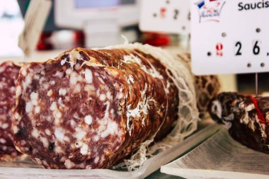 Reims Fransa 14 Temmuz 2018 Reims Market Şarküteri ve et pies sabah satan bir kamyon görünümünü