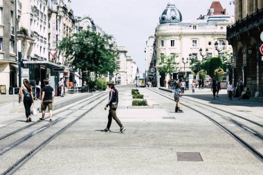 Reims Fransa 23 Temmuz 2018 öğleden sonra Reims sokakta yürürken bilinmeyenli insan görünümü