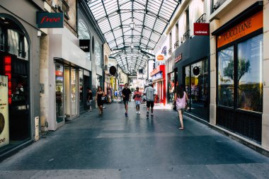 Reims Fransa 23 Temmuz 2018 öğleden sonra Reims sokakta yürürken bilinmeyenli insan görünümü