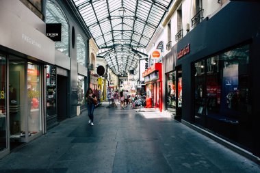 Reims Fransa 23 Temmuz 2018 öğleden sonra Reims sokakta yürürken bilinmeyenli insan görünümü