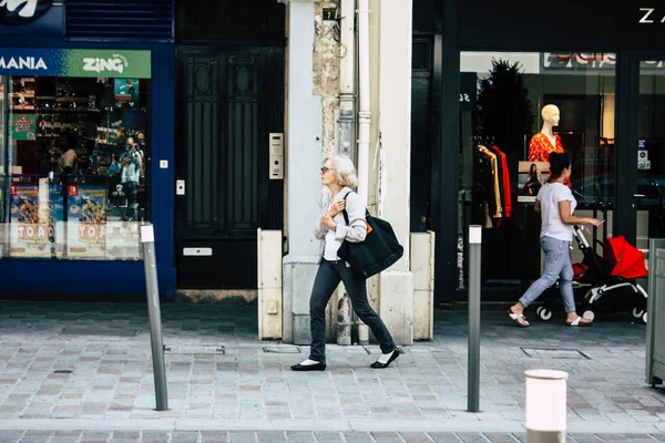 Reims Francia Julio 2018 Vista Gente Desconocida Caminando Por Calle — Foto de Stock