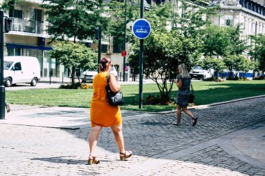 Reims Fransa 23 Temmuz 2018 öğleden sonra Reims sokakta yürürken bilinmeyenli insan görünümü