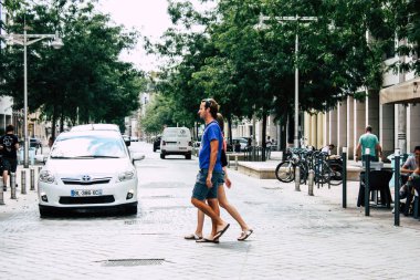 Reims Fransa 23 Temmuz 2018 öğleden sonra Reims sokakta yürürken bilinmeyenli insan görünümü