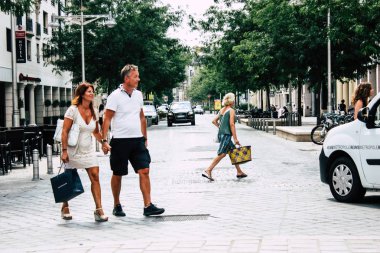 Reims Fransa 23 Temmuz 2018 öğleden sonra Reims sokakta yürürken bilinmeyenli insan görünümü