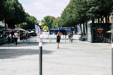Reims Fransa 23 Temmuz 2018 öğleden sonra Reims sokakta yürürken bilinmeyenli insan görünümü