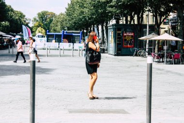 Reims Fransa 23 Temmuz 2018 öğleden sonra Reims sokakta yürürken bilinmeyenli insan görünümü