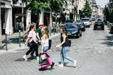 Reims Fransa 23 Temmuz 2018 öğleden sonra Reims sokakta yürürken bilinmeyenli insan görünümü