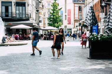 Reims Fransa 23 Temmuz 2018 öğleden sonra Reims sokakta yürürken bilinmeyenli insan görünümü