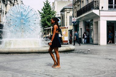 Reims Fransa 23 Temmuz 2018 öğleden sonra Reims sokakta yürürken bilinmeyenli insan görünümü