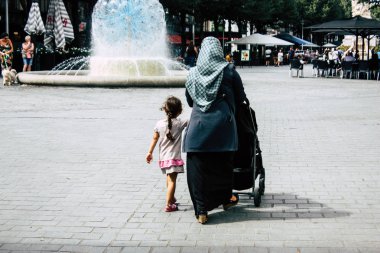 Reims Fransa 23 Temmuz 2018 öğleden sonra Reims sokakta yürürken bilinmeyenli insan görünümü