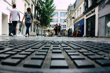 Reims Fransa 23 Temmuz 2018 öğleden sonra Reims sokakta yürürken bilinmeyenli insan görünümü
