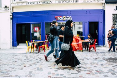 Reims Fransa 23 Temmuz 2018 öğleden sonra Reims sokakta yürürken bilinmeyenli insan görünümü