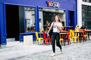 Reims Fransa 23 Temmuz 2018 öğleden sonra Reims sokakta yürürken bilinmeyenli insan görünümü