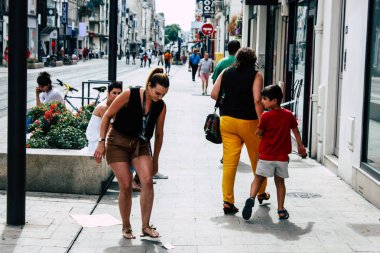 Reims Fransa 23 Temmuz 2018 öğleden sonra Reims sokakta yürürken bilinmeyenli insan görünümü