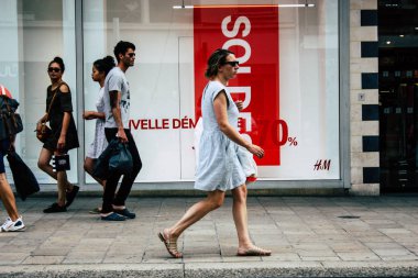 Reims Fransa 23 Temmuz 2018 öğleden sonra Reims sokakta yürürken bilinmeyenli insan görünümü