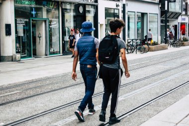 Reims Fransa 23 Temmuz 2018 öğleden sonra Reims sokakta yürürken bilinmeyenli insan görünümü