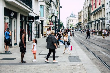 Reims Fransa 23 Temmuz 2018 öğleden sonra Reims sokakta yürürken bilinmeyenli insan görünümü