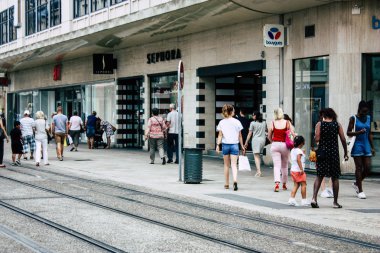Reims Fransa 23 Temmuz 2018 öğleden sonra Reims sokakta yürürken bilinmeyenli insan görünümü