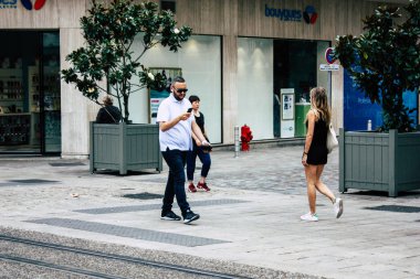 Reims Fransa 23 Temmuz 2018 öğleden sonra Reims sokakta yürürken bilinmeyenli insan görünümü