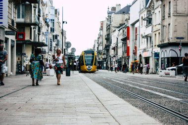 Reims Fransa 23 Temmuz 2018 öğleden sonra Reims sokakta yürürken bilinmeyenli insan görünümü