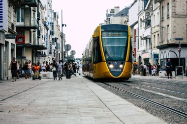 Reims Fransa 23 Temmuz 2018 öğleden sonra Reims sokakta yürürken bilinmeyenli insan görünümü