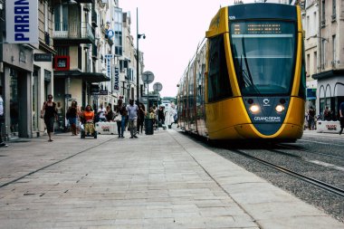 Reims Fransa 23 Temmuz 2018 öğleden sonra Reims sokakta yürürken bilinmeyenli insan görünümü