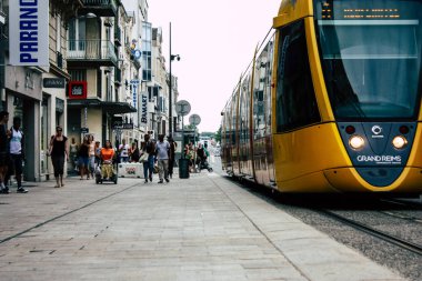 Reims Fransa 23 Temmuz 2018 öğleden sonra Reims sokakta yürürken bilinmeyenli insan görünümü