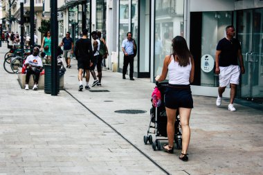 Reims Fransa 23 Temmuz 2018 öğleden sonra Reims sokakta yürürken bilinmeyenli insan görünümü