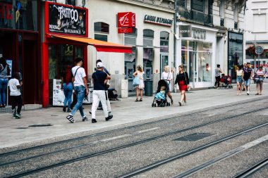 Reims Fransa 23 Temmuz 2018 öğleden sonra Reims sokakta yürürken bilinmeyenli insan görünümü