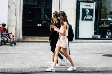 Reims Fransa 23 Temmuz 2018 öğleden sonra Reims sokakta yürürken bilinmeyenli insan görünümü