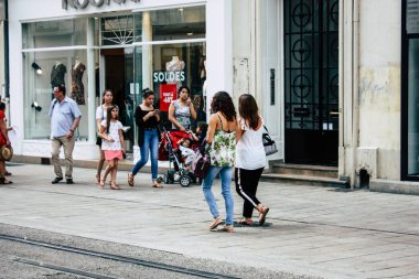Reims Fransa 23 Temmuz 2018 öğleden sonra Reims sokakta yürürken bilinmeyenli insan görünümü